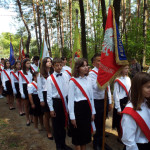 Powiększ zdjęcie poczet sztandarowy Szkoły Podstawowej im. Jana Pawła II w Prostyni podczas uroczystości w Treblince